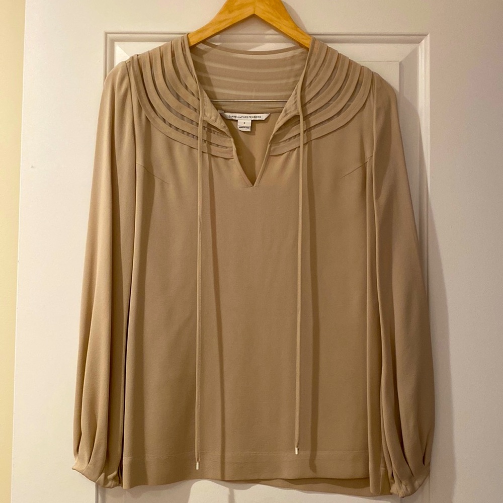 Diane Von Furstenberg, Size 2, Beige Blouse